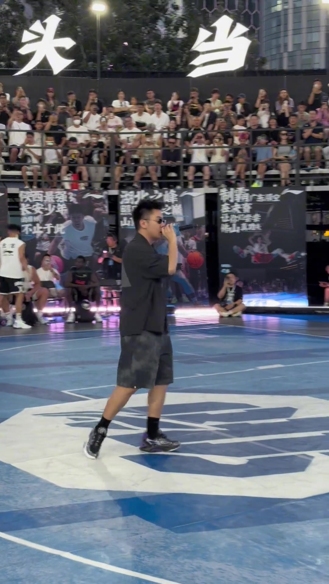 云开体育官网入口-现场观众好像听不懂…揽佬助阵巴特勒中国行 两人互称My man