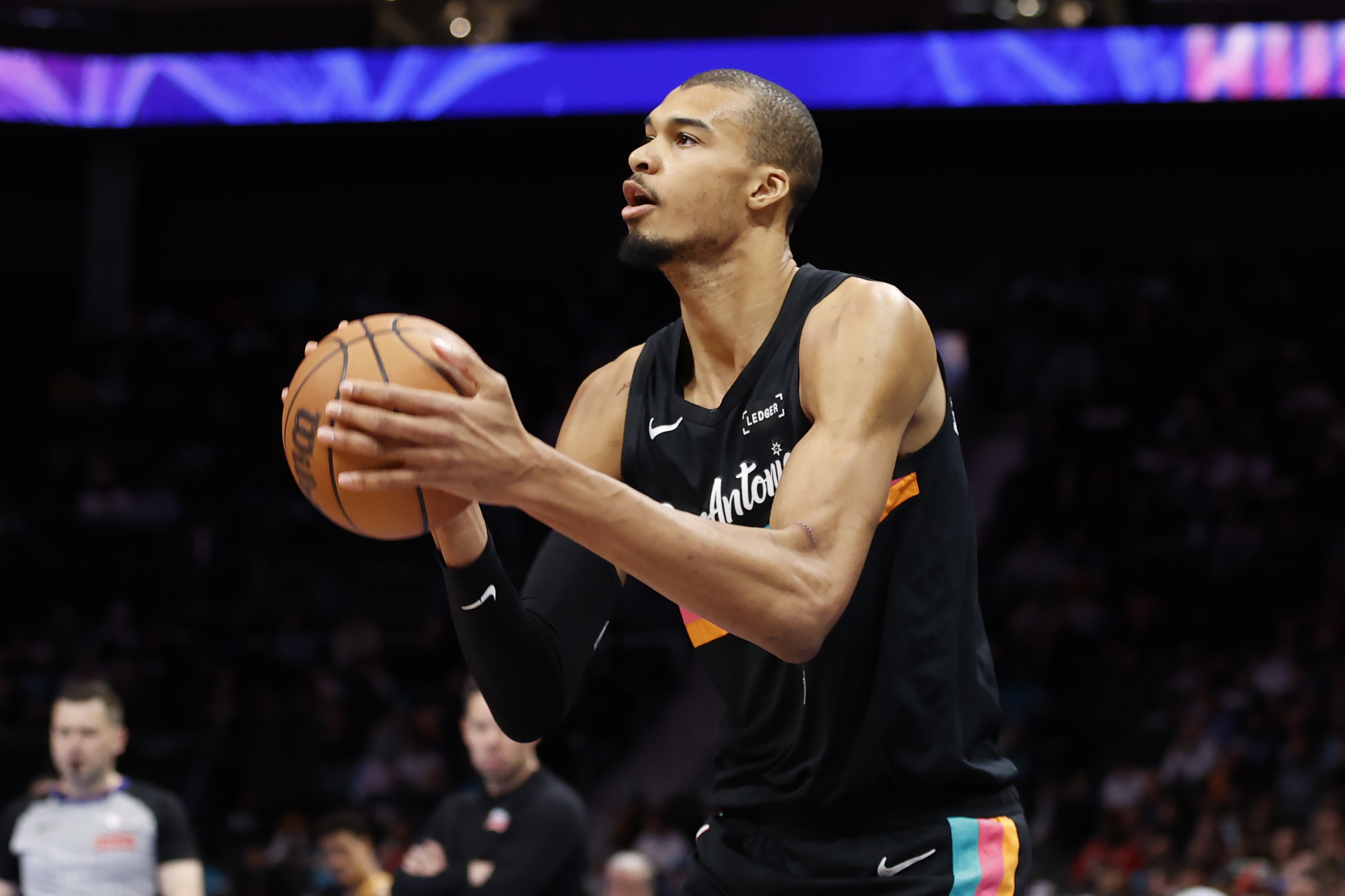 云开体育官网-手感滚烫！文班上半场飚中5记三分 多于独行侠全队4记三分